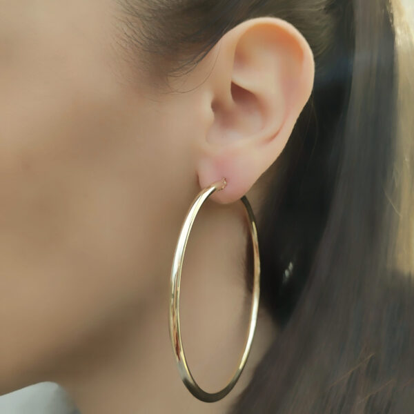 ⁦עגילי זהב 14K "חישוק'' 67 מ"מ⁩ – תמונה ⁦2⁩