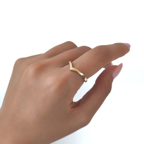 ⁦טבעת זהב צהוב "וי" 14K⁩ – תמונה ⁦4⁩