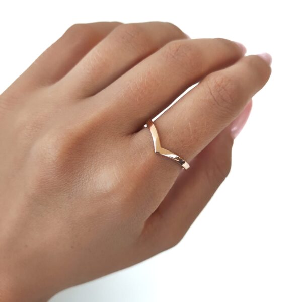 ⁦טבעת זהב אדום "וי" 14K⁩ – תמונה ⁦3⁩